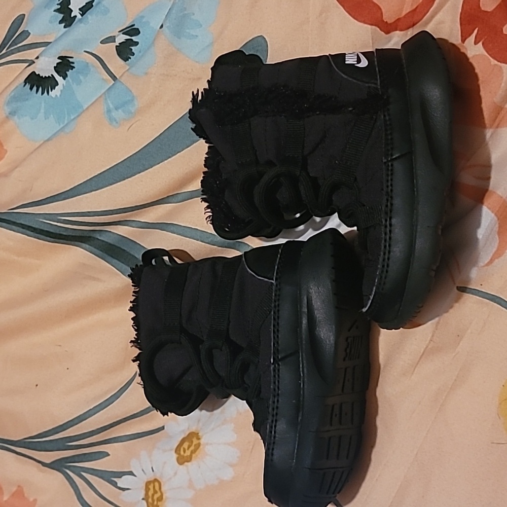 Toddler boot black fur